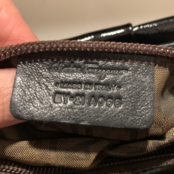 🔥Ferragamo Gancini Black Patent Leather Handbag🔥 - Picture 10 of 15